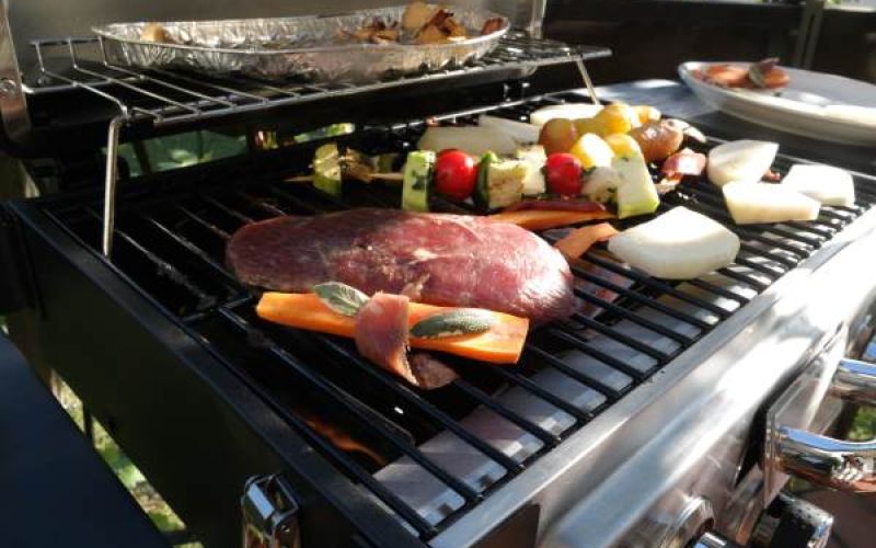 Gemüse und Fleisch am Griller